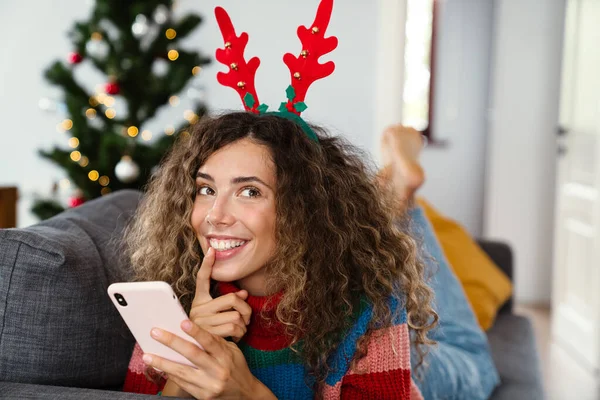Mujer Encantadora Feliz Cuernos Ciervo Juguete Usando Teléfono Celular Mientras —  Fotos de Stock