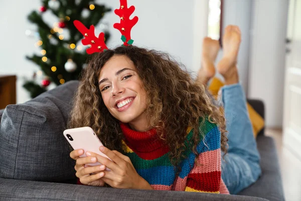 Mujer Encantadora Feliz Cuernos Ciervo Juguete Usando Teléfono Celular Mientras —  Fotos de Stock