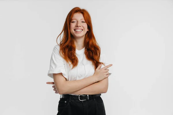 Ginger Güzel Mutlu Kız Gülümsüyor Beyaz Arka Planda Izole Bir — Stok fotoğraf