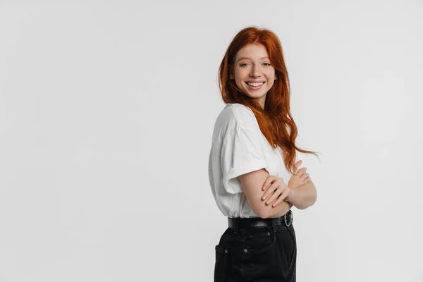 Ginger Bella Ragazza Felice Posa Sorridente Alla Fotocamera Isolato Sfondo — Foto Stock