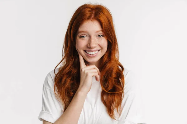 Ginger Bella Ragazza Felice Posa Sorridente Alla Fotocamera Isolato Sfondo — Foto Stock