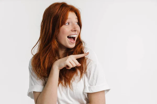 Gengibre Bela Garota Animada Sorrindo Apontando Dedo Isolado Sobre Fundo — Fotografia de Stock