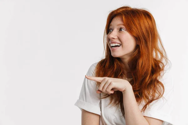 Ginger Όμορφη Ενθουσιασμένοι Κορίτσι Χαμογελώντας Και Δείχνοντας Δάχτυλο Στην Άκρη — Φωτογραφία Αρχείου