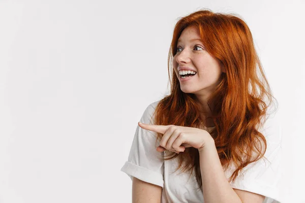 Gengibre Bela Garota Animada Sorrindo Apontando Dedo Isolado Sobre Fundo — Fotografia de Stock