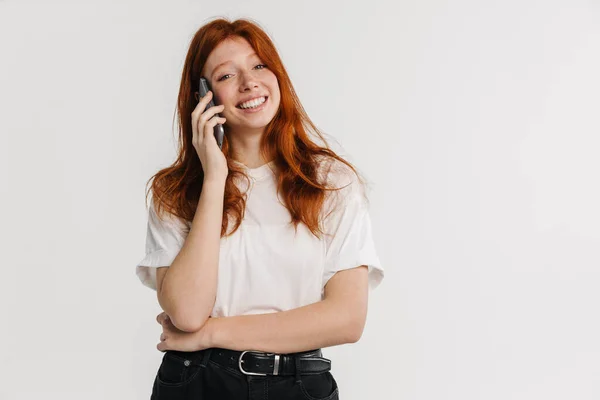 Jengibre Hermosa Alegre Chica Sonriendo Hablando Teléfono Celular Aislado Sobre — Foto de Stock