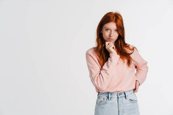 Джинджер красивая довольная девушка позирует и смотрит на камеру изолированы на белом фоне