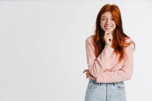 Gember Charmant Gelukkig Meisje Glimlachen Kijken Naar Camera Geïsoleerd Witte — Stockfoto