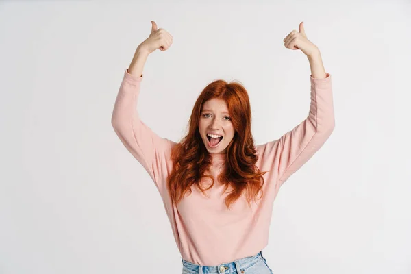 Gengibre Bela Menina Animado Sorrindo Mostrando Polegares Para Cima Isolado — Fotografia de Stock