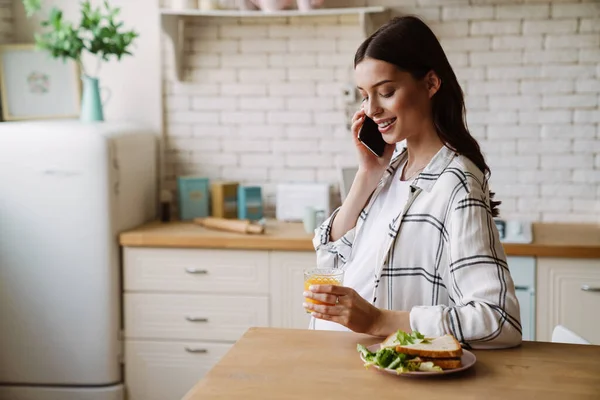 Happy Pregnant Woman Talking Cell Phone While Having Breakfast Cozy — стоковое фото