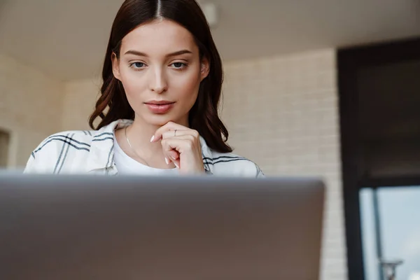 Belle Femme Concentrée Travaillant Avec Ordinateur Portable Tout Étant Assis — Photo