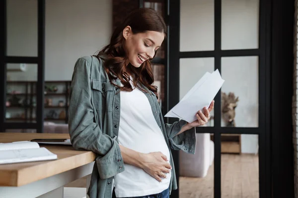 Feliz Mujer Embarazada Sonriendo Mientras Trabaja Con Papeles Interior — Foto de Stock