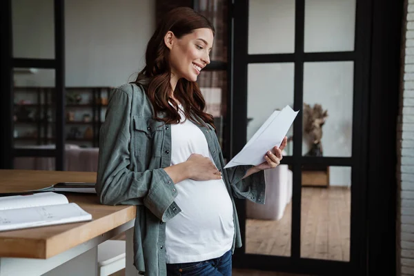 Feliz Mujer Embarazada Sonriendo Mientras Trabaja Con Papeles Interior — Foto de Stock