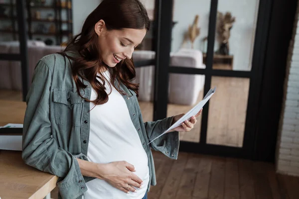 Feliz Mujer Embarazada Sonriendo Mientras Trabaja Con Papeles Interior — Foto de Stock