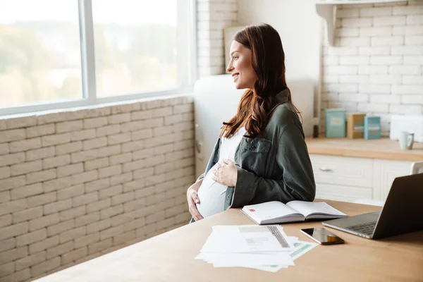 Beautiful Joyful Pregnant Woman Smiling While Working Laptop Papers Kitchen — Stock Photo, Image