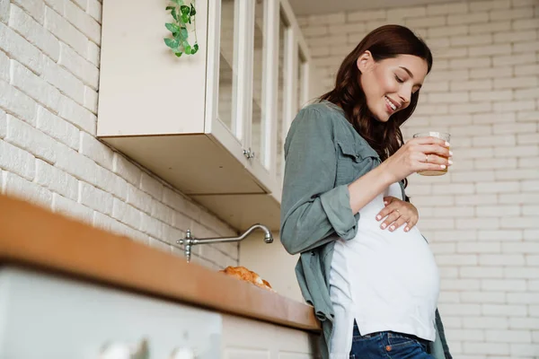 Happy Charming Pregnant Woman Smiling Drinking Juice Cozy Kitchen — Stock Photo, Image