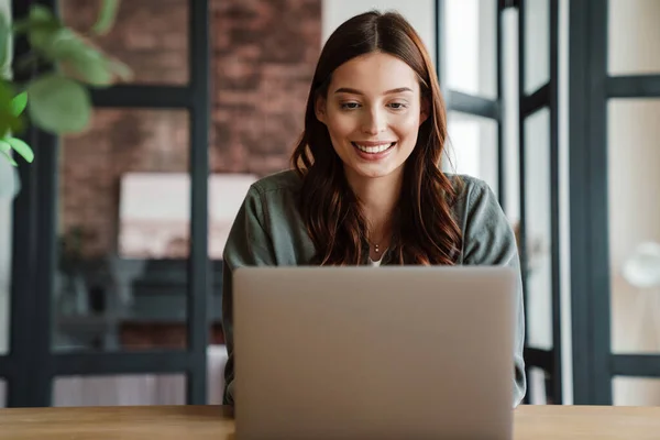 Hermosa Mujer Sonriente Que Trabaja Con Ordenador Portátil Mientras Está — Foto de Stock