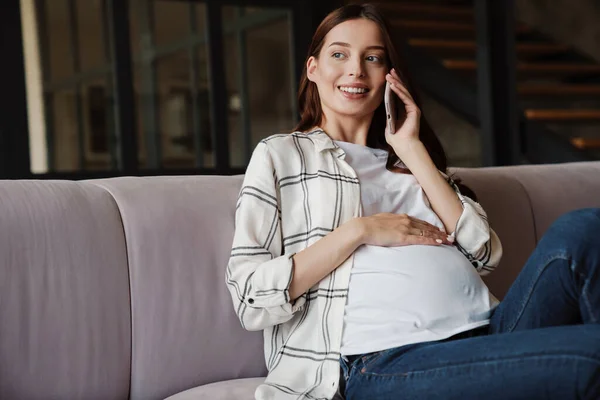 Ευτυχισμένη Γοητευτική Έγκυος Γυναίκα Μιλάει Στο Κινητό Τηλέφωνο Ενώ Κάθεται — Φωτογραφία Αρχείου