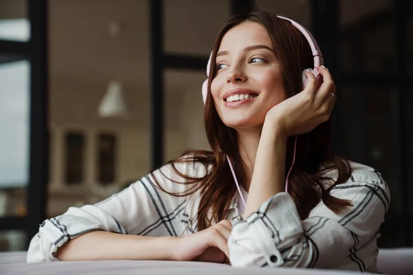 Όμορφη Ευτυχισμένη Ωραία Γυναίκα Ακούγοντας Μουσική Ακουστικά Ενώ Κάθεται Στον — Φωτογραφία Αρχείου