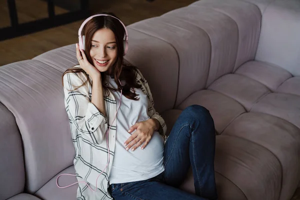 Hermosa Mujer Embarazada Feliz Escuchando Música Con Auriculares Mientras Está — Foto de Stock