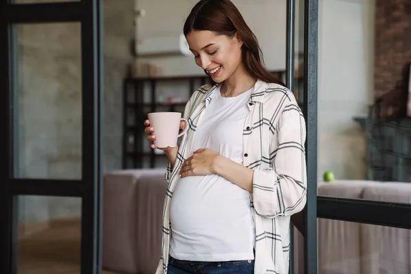 Hermosa Mujer Embarazada Feliz Sonriendo Tomando Café Casa — Foto de Stock