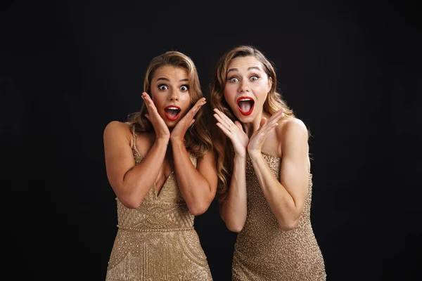 Retrato Dos Atractivas Mujeres Emocionadas Felices Vestidos Brillantes Celebrando Aislado — Foto de Stock