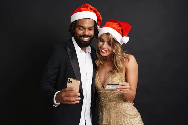 Glada Unga Par Bär Julen Hattar Med Hjälp Mobiltelefon Hålla — Stockfoto