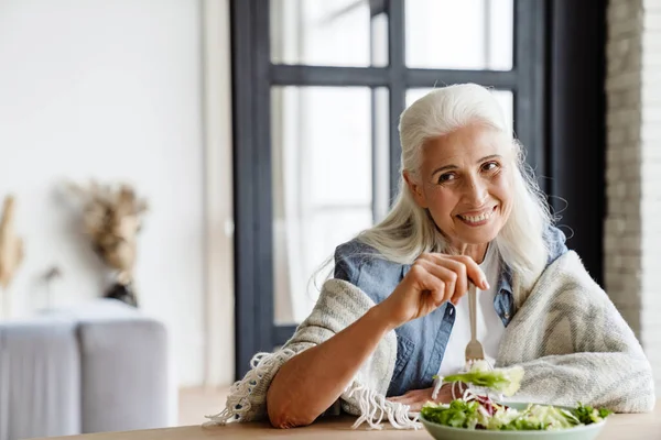 Moderna Avó Sorridente Comendo Salada Verde Fresca Cozinha — Fotografia de Stock