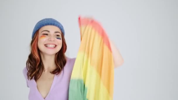 Gökkuşağı Makyajlı Mutlu Genç Bir Kadın Gri Arka Planda Çığlık — Stok video