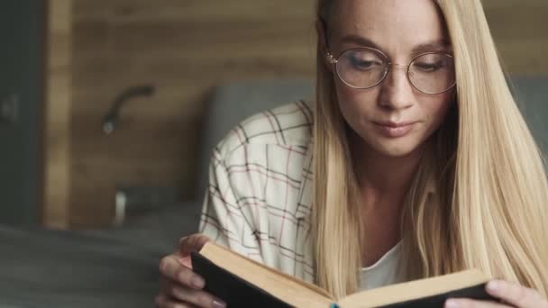 Uma Visão Perto Uma Jovem Mulher Loira Atraente Usando Óculos — Vídeo de Stock