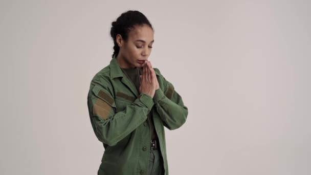 Uma Jovem Calma Soldado Americano Está Orando Por Algo Enquanto — Vídeo de Stock
