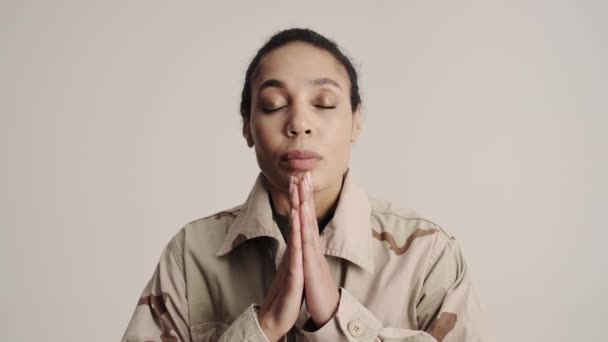 Спокійна Молода Американка Яка Молиться Про Стоїть Ізольовано Над Сірим — стокове відео