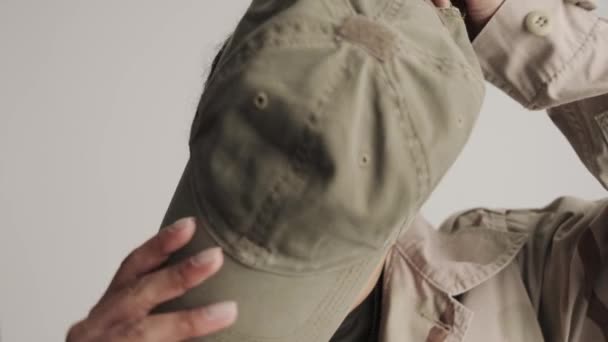 Зблизька Упевненою Молодою Американською Жінкою Солдатом Стоїть Ізольовано Над Сірим — стокове відео