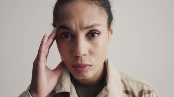 Nærbillede Tænkende Ung Amerikansk Soldaterkvinde Masserer Sine Templer Mens Hun – Stock-video