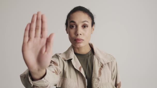 Uma Jovem Mulher Soldado Americana Séria Está Mostrando Gesto Parada — Vídeo de Stock