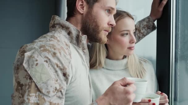 Casal Calmo Jovem Soldado Americano Mulher Loira Estão Bebendo Chá — Vídeo de Stock