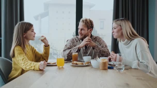 Jovem Soldado Americano Positivo Está Tomando Café Manhã Com Sua — Vídeo de Stock