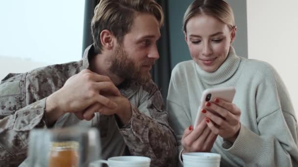 Pozitivní Pár Mladý Americký Voják Muž Blondýna Žena Používají Smartphone — Stock video