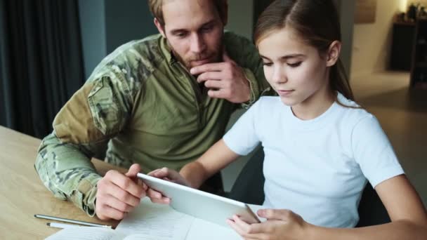 Jeune Soldat Heureux Regarde Quelque Chose Drôle Sur Une Tablette — Video