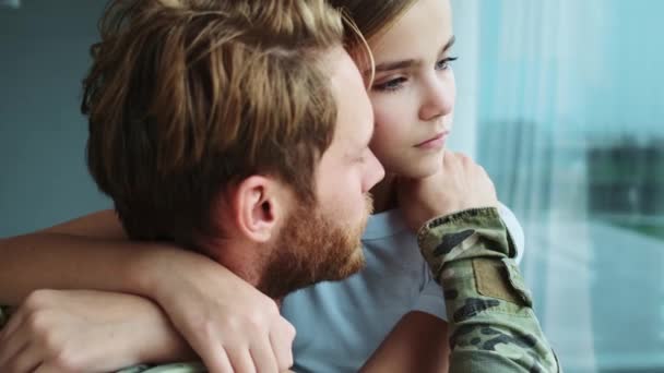 Närbild Lugn Och Ledsen Soldat Kramar Sin Dotter Hemma — Stockvideo