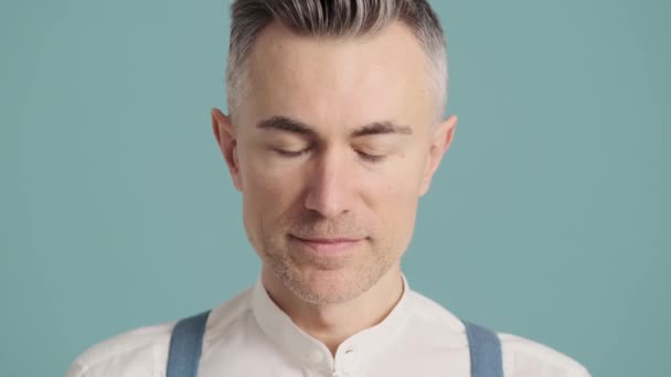 Eine Nahaufnahme Eines Gutaussehenden Mannes Lächelt Isoliert Vor Blauem Hintergrund — Stockvideo