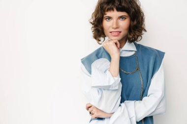 Beyaz arka planda izole edilmiş beyaz kız poz veriyor ve kameraya bakıyor.