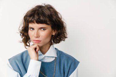 Beyaz arka planda yalnız başına poz veren beyaz güzel bir kız.