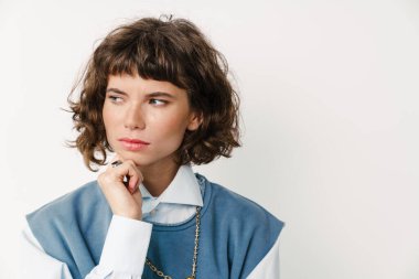 Beyaz arka planda yalnız başına poz veren beyaz güzel bir kız.