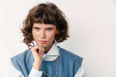 Gerçekten güzel bir kız beyaz arka planda izole edilmiş kameraya bakıyor.