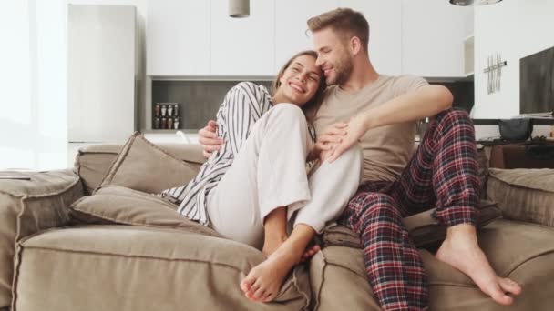 Een Gelukkig Jong Stel Man Vrouw Knuffelen Elkaar Terwijl Thuis — Stockvideo