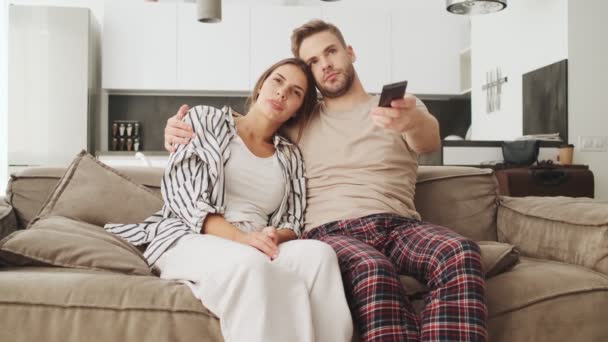 Jovem Casal Relaxado Homem Mulher Estão Abraçando Enquanto Sentam Sofá — Vídeo de Stock