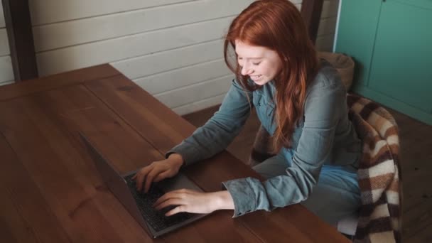 Una Donna Rossa Felice Sta Usando Suo Computer Portatile Seduto — Video Stock