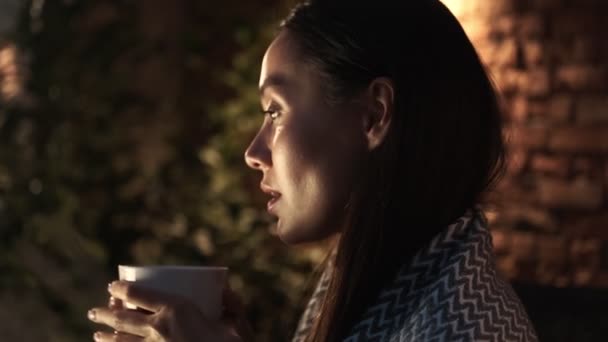 Sorrindo Jovem Mulher Asiática Está Bebendo Chá Quente Enquanto Assiste — Vídeo de Stock