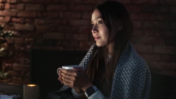 Piękna Młoda Azjatka Pije Gorącą Herbatę Podczas Korzystania Laptopa Tarasie — Wideo stockowe