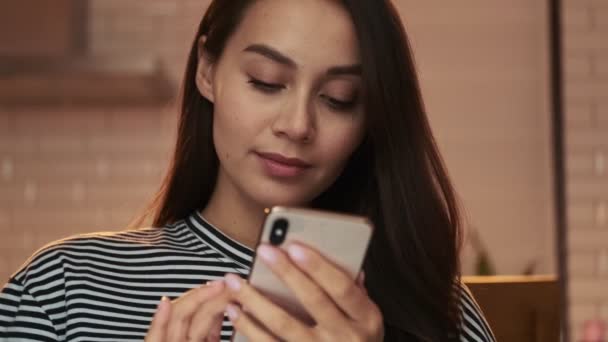 Primo Piano Una Bella Giovane Donna Sta Digitando Uno Smartphone — Video Stock